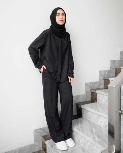 Inspirasi Ootd Hijab Dengan Kemeja Hitam Halaman