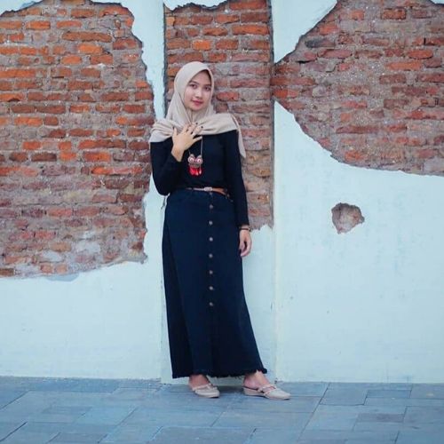 10 OOTD Hijab Kantoran yang Casual, Modis dan Anak Muda Banget