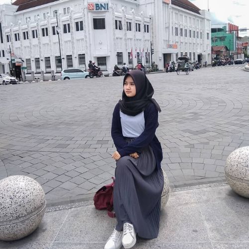 10 OOTD Hijab Kantoran yang Casual Modis dan Anak Muda 