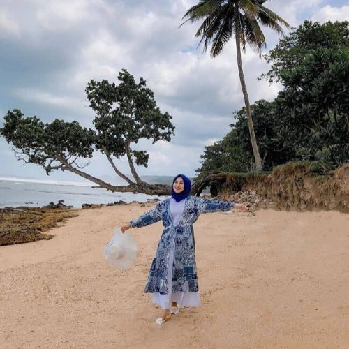 Outfit Ke Pantai Untuk Wanita Berhijab Agar Tidak Salah Kostum