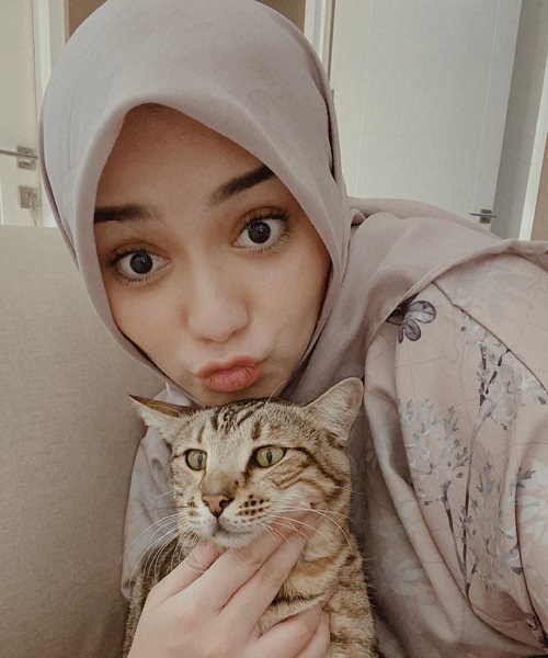 Momen Citra Kirana Berfoto dengan Kucing Bengal Kesayangannya