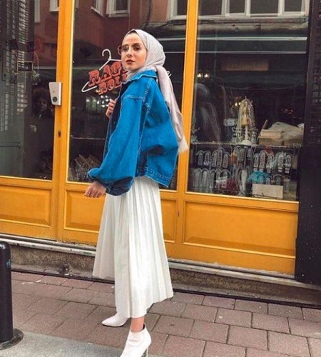 Outfit Hijab Keren dengan Jaket Jeans untuk Tampil Chic