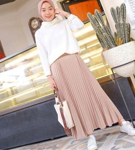 OOTD Hijab dan Rok Plisket yang Bikin Kamu Tampak Anggun