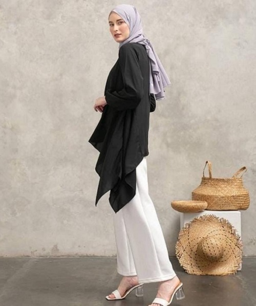 OOTD Hijab Tunik Hitam untuk Penampilanmu Terlihat Berbeda