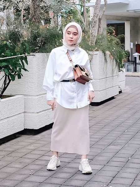 Outfit kemeja putih wanita hijab