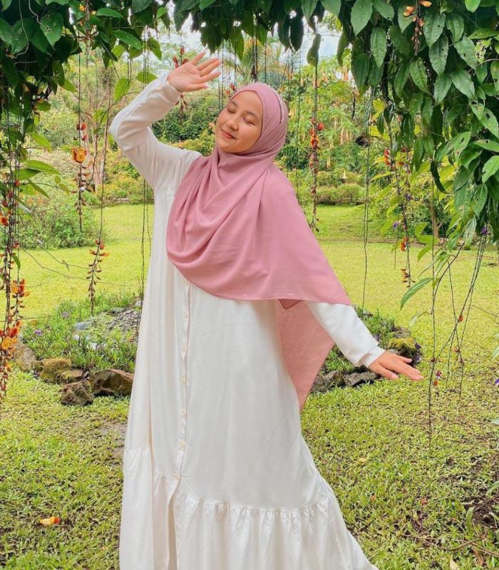 10 OOTD Midi Dress Hijab Simpel Modis Ala Selebgram Suci Ayu