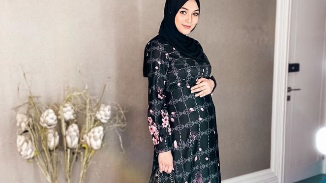 7 Model  Baju  Hamil Trendy dan Syari Ala Citra  Kirana 